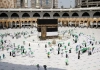 Penghalang Ka'bah Dicopot, Jemaah Umrah Bisa Cium Hajar Aswad