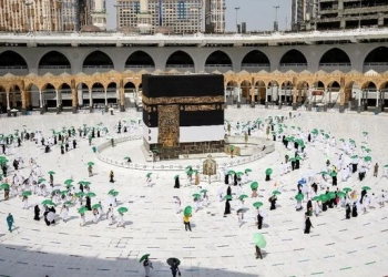 Penghalang Ka'bah Dicopot, Jemaah Umrah Bisa Cium Hajar Aswad