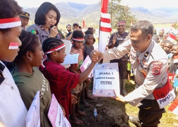 Antusias Anak-anak di SD di Puncak, Papua Ikuti Lomba Tradisional  HUT ke-77 RI