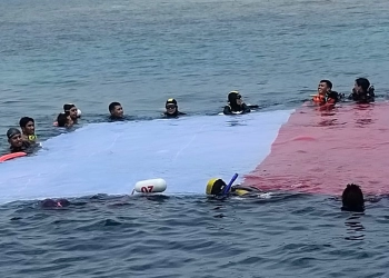 Meriahkan Hari Kemerdekaan RI ke-77,  Kibarkan Bendera Merah Putih di Laut Pulau Sangyang Cilegon