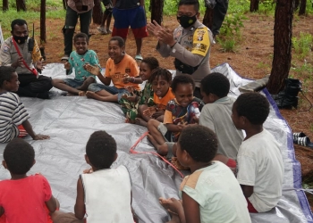 Binmas Noken Jayawijaya Berikan Pendidikan kepada Anak-anak Kampung Parema, Papua