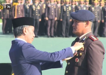 Presiden Jokowi Anugerahkan Bintang Bhayangkara Nararya kepada Tiga Anggota Polri