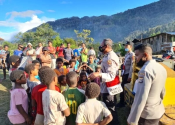 Satgas Binmas Noken Ops Damai Cartenz Ajarkan Anak-anak Kampung  Oksinngsing Papua Membaca dan Berhitung 