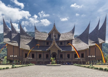 Pemprov Sumbar Majukan Wisata Budaya  Salah Satunya Perkenalkan Istano Basa Pagaruyung