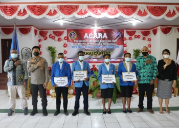 Ka Ops Damai Cartenz Serahkan Beasiswa dari Mabes Polri untuk Mahasiswa STFT GKI I.S KJINE Jayapura