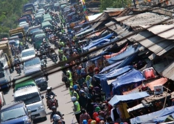 Berpotensi Bikin Macet Arus Mudik, Polres Karawang Tertibkan Delapan Pasar Tumpah