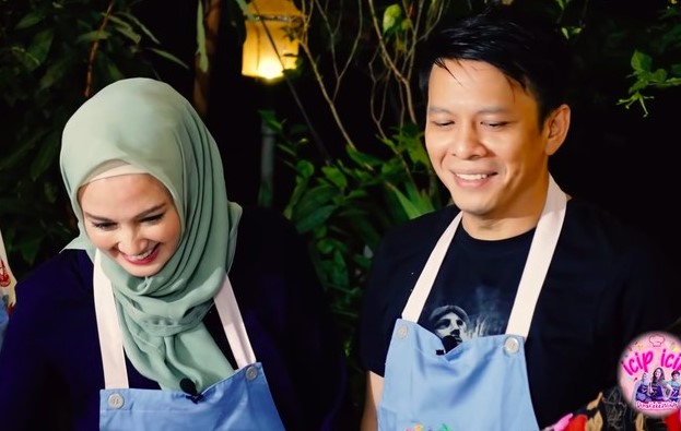 Momen Dina Lorenza Masak Bareng Ariel Noah