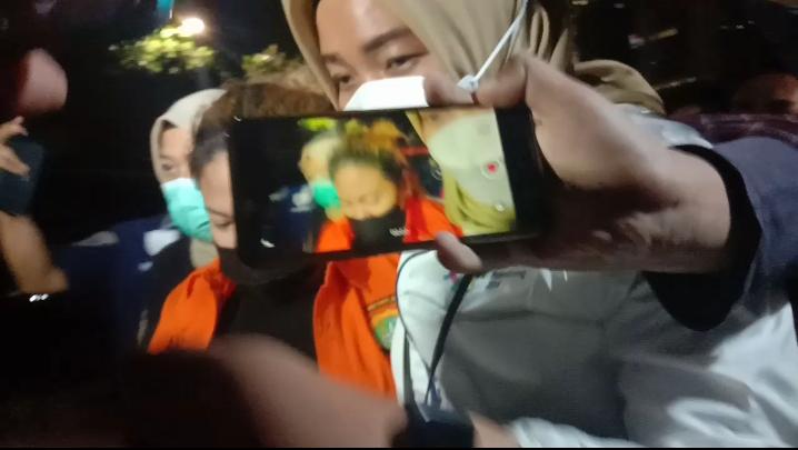 Olivia, Anak Nia Daniaty Usai Diperiksa Langsung Masuk Sel