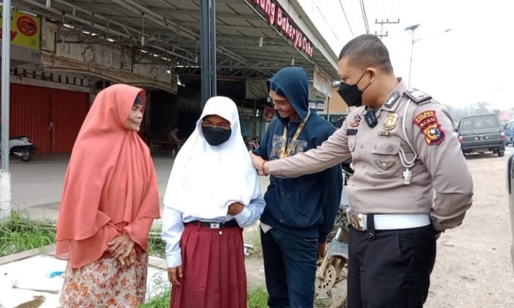 Pengamen Badut Perempuan yang Bercita-cita jadi Dokter Akhirnya Sekolah Dibiayai Anggota Polantas