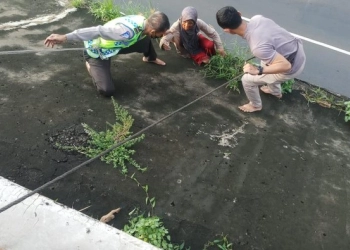 Evakuasi Nenek Rubiah yang Kedinginan di Tebing Jalan Tol JORR