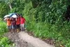 Warga Pikul Peti Jenazah 9 KM