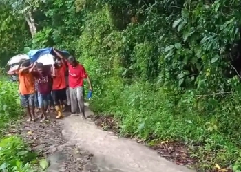 Warga Pikul Peti Jenazah 9 KM