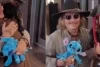Johnny Depp Menggendong Penggemar Cilik yang Berpakaian ALa Kapten Jack Sparrow