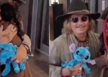 Johnny Depp Menggendong Penggemar Cilik yang Berpakaian ALa Kapten Jack Sparrow
