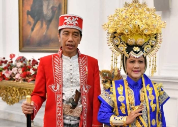 Jokowi dan Iriana Kompak dengan Busana Adat Buton