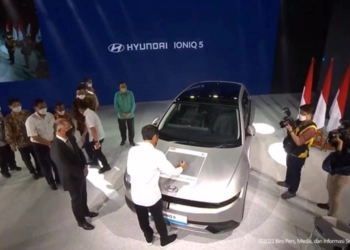 Jokowi Resmi Luncurkan Mobil Listrik Pertama di Indonesia