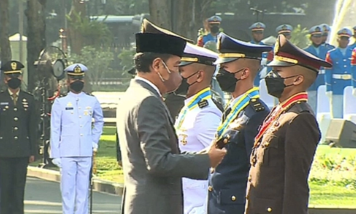 Jokowi Lantik Perwira TNI-Polri di Istana