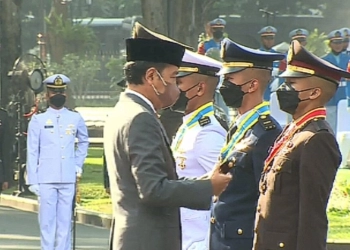 Jokowi Lantik Perwira TNI-Polri di Istana