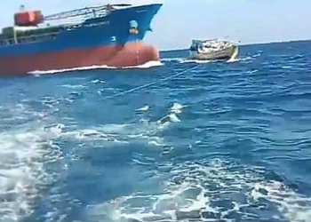 Kapal Kargo Menabrak Kapal Nelayan, 15 ABK Terpental 