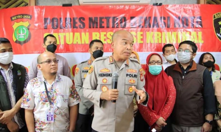 Orang Tua Rantai Anaknya yang Berkebutuhan Khusus karena Khawatir Makan Makanan Tetangga