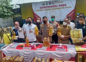 Pengungkapan Kasus Penjual Minyak Goreng Curah Kemasan Ilegal yang Dipasarkan Melalui Toko Online