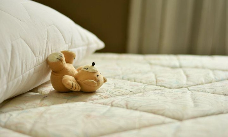 Bersihkan Noda Ompol dengan Bedak Bayi