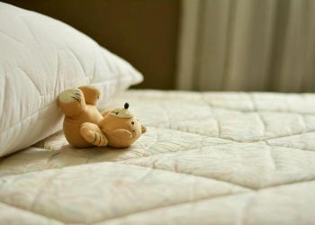 Bersihkan Noda Ompol dengan Bedak Bayi