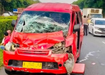 Angkot Nabrak Truk di ruas Tol Tangerang-Merak, 14 Orang Terluka