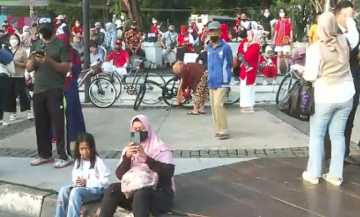 Sambut Kemerdekaan Warga Rela Jalan Kaki Menuju Monas