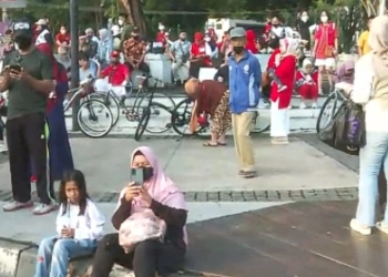 Sambut Kemerdekaan Warga Rela Jalan Kaki Menuju Monas