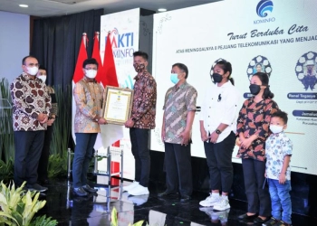 Jadi Teladan Bangun Infrastruktur Digital, Menkominfo Beri Penghargaan 9 Pejuang Telekomunikasi