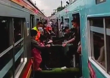 Penumpang KRL Commuterline Dievakuasi di Perlintasan Jatinegara-Cakung