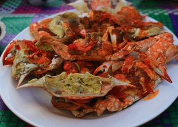 Menikmati Olahan Seafood Kuliner Khas Pulau Bungin di Resto Apung
