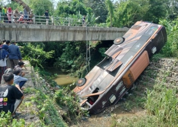 Bus Pariwisata Terjun ke Sungai di Tuban 