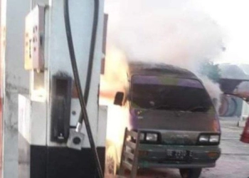 Anggota Polantas Padamkan Mobil yang Terbakar di SPBU Lamsel Tuai Pujian