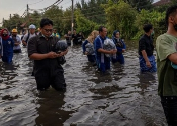 Ganjar Pastikan Pembuatan Tanggul Banjir Rob Semarang Selesai Hari Ini