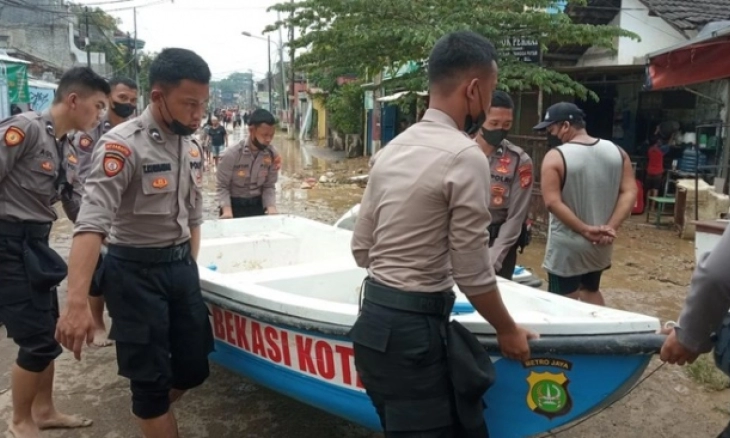 Puluhan Polisi Evakuasi Warga Terjebak Banjir di Pondok Gede Permai