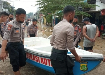 Puluhan Polisi Evakuasi Warga Terjebak Banjir di Pondok Gede Permai