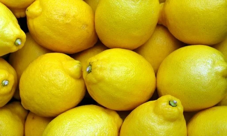 Pakaian Kesayangan Jadi Kinclong dengan Air Lemon