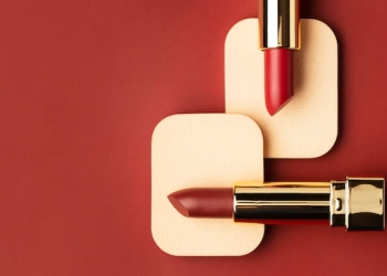 Buat Lipstick Lebih Awet di Bibir