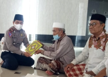 Safari Kamseltibcarlantas Ramadan Polres Lombok Barat Bagikan Al-Qur’an