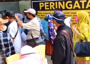 Puluhan Korban Investasi Bodong Geruduk Rumah Yusuf Mansur