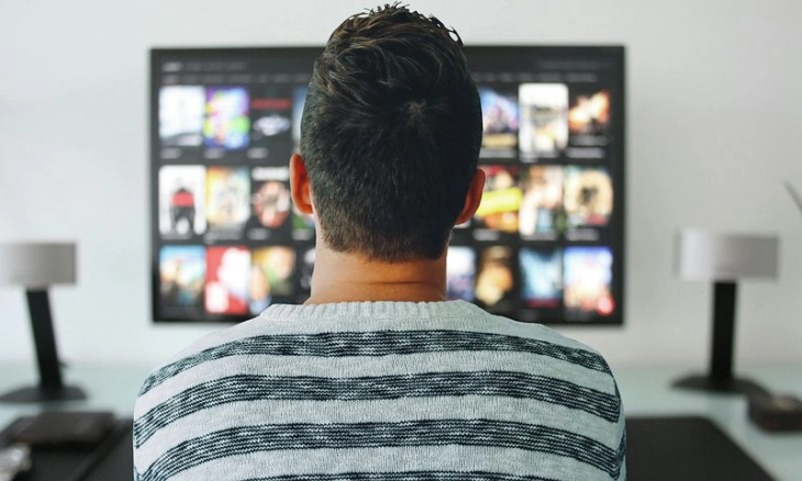 Tertidur di Depan TV yang Terus Menyala Semalaman Bisa Merusak Otak