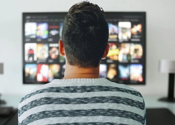 Tertidur di Depan TV yang Terus Menyala Semalaman Bisa Merusak Otak