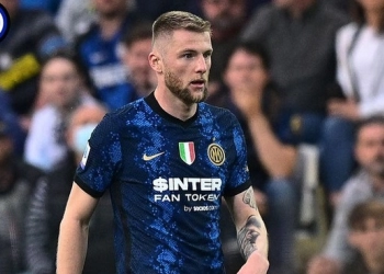 Skriniar dan de Vrij Menuju Pintu Keluar Inter Milan