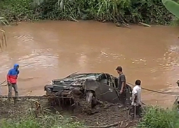 Mobil Terjun ke Sungai, 5 Selamat,  1 Meninggal,  Lainnya Hilang