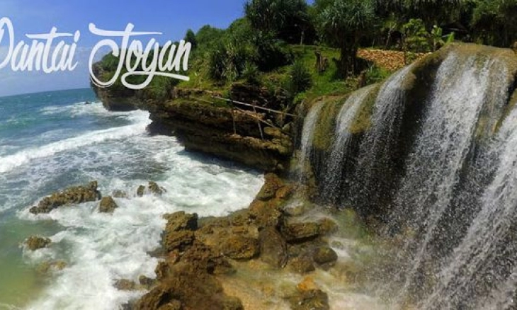 Harmonisnya Air Terjun dan Laut Biru di Pantai Jogan 