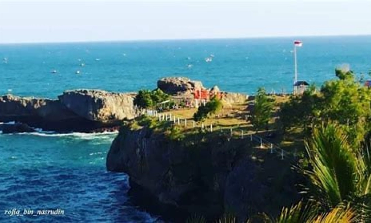 Menikmati Indahnya Pesona Pantai Watu Bale di Pacitan