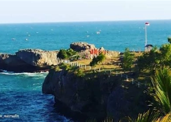 Menikmati Indahnya Pesona Pantai Watu Bale di Pacitan