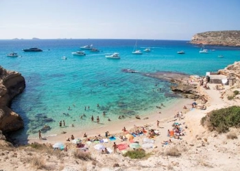 Pemerintah Spanyol Dorong Perempuan Tolak Kekerasan Estetika di Pantai